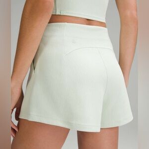 NWOT Lululemon Ribbed Softstreme High-Rise Short 2”
